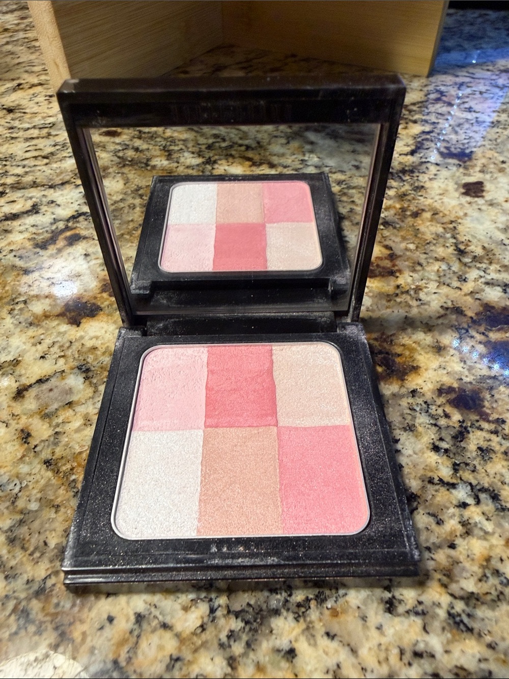 Bobbi Brown brightening, brick Blush & Glow Palette — pastel pink